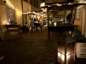 Innenhof Café Leander mit Glühwein und Co